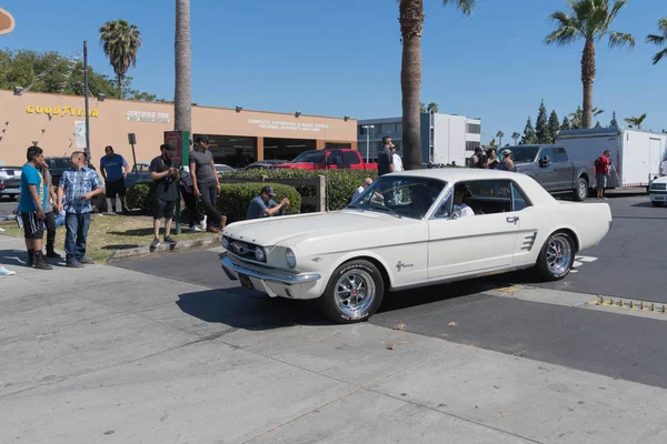 Beyaz Ford Mustang ekranda 1. nesil