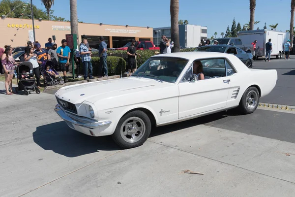 Bílý Ford Mustang 1. generace na displeji — Stock fotografie