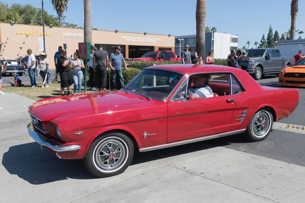 Ford Mustang vermelho 1a geração na exposição — Fotografia de Stock