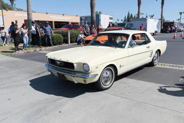 Ford Mustang amarillo 1ª generación en exhibición —  Fotos de Stock