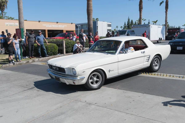 Vita Ford Mustang 1: a generationen på displayen — Stockfoto