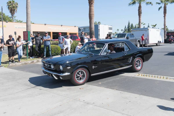 Zwarte Ford Mustang 1st generatie op het display — Stockfoto
