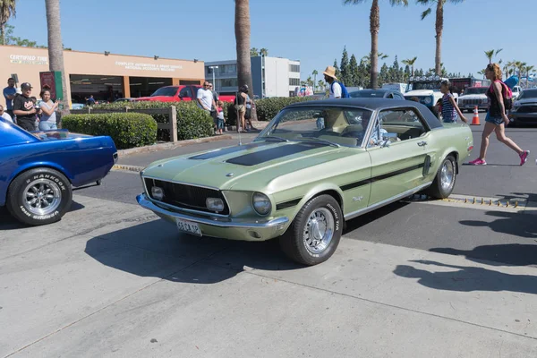 Verde Ford Mustang vinil primeira geração superior em exposição — Fotografia de Stock