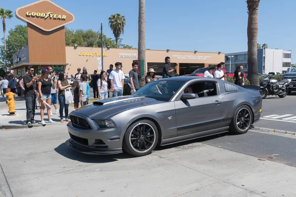 Ford Mustang ötödik generáció a kijelzőn — Stock Fotó