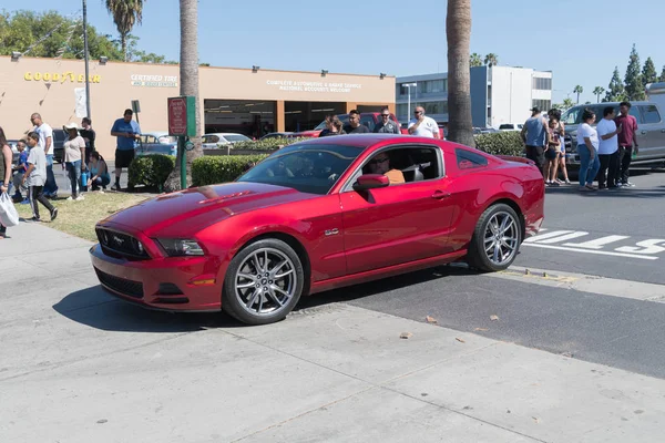 Ford Mustang 5.0 ötödik generáció a kijelzőn — Stock Fotó