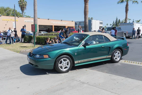 Ford Mustang кабриолет пятого поколения на выставке — стоковое фото