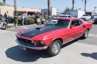 Ford Mustang Mach 1 ekranda