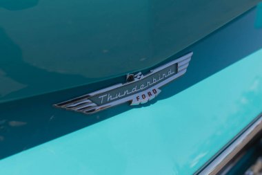 Ford Thunderbird amblemi ekranda