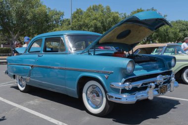 Ford Customline ekranda