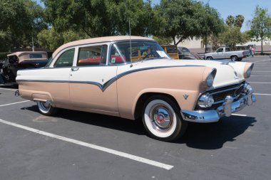Ford Fairlane 1955 ekranda