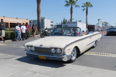 Ford Thunderbird ekranda