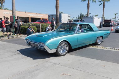 Ford Thunderbird ekranda