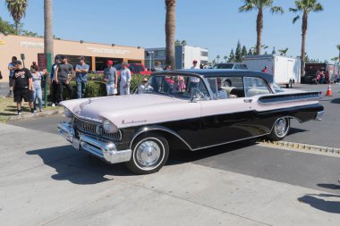 Ford Monterrey ekranda