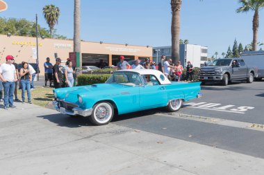 Ford Thunderbird ekranda