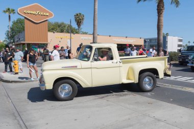 Ford F 100 ekranda