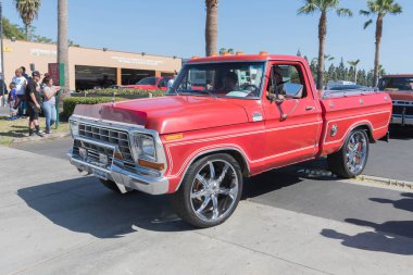 Ford F 100 özel ekranda