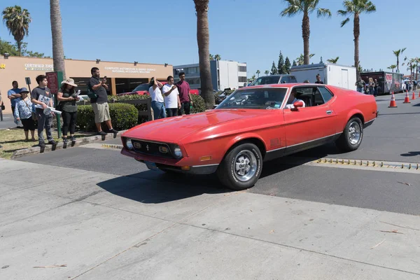 Ford Mustang Mach 1 на выставке — стоковое фото