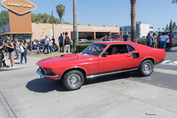 Ford Mustang на выставке — стоковое фото