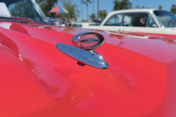Ford Falcon emblema em exposição — Fotografia de Stock