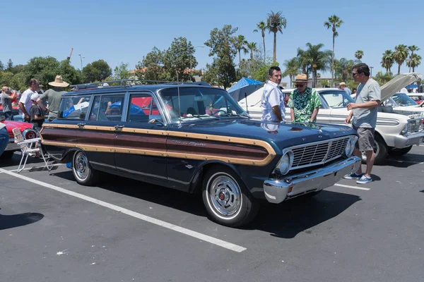 Ford Falcon Station Wagon em exibição — Fotografia de Stock