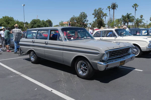 Ford Falcon Station Wagon em exibição — Fotografia de Stock