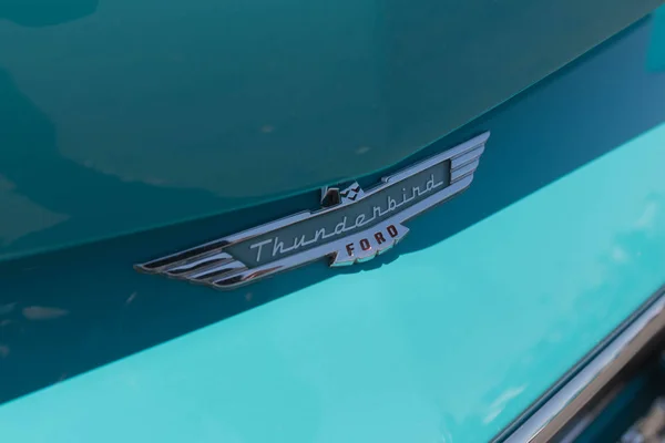 Ford Thunderbird emblema em exposição — Fotografia de Stock