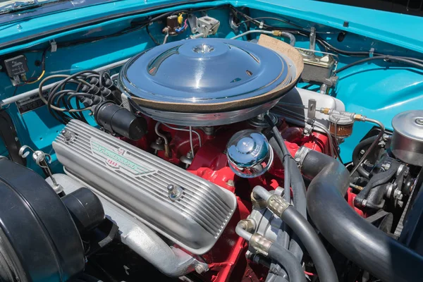 На выставке представлен двигатель Ford Thunderbird — стоковое фото