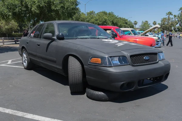 Ford Crown Victoria na wyświetlaczu — Zdjęcie stockowe