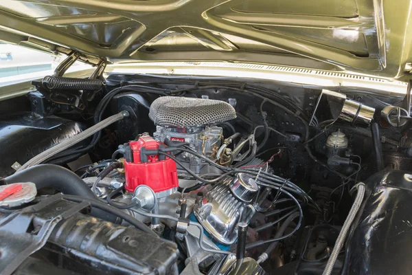 На выставке представлен двигатель Ford Galaxie Wagon — стоковое фото