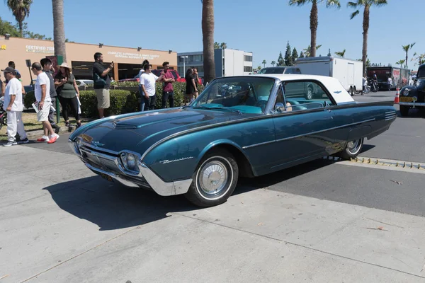 Ford Thunderbird em exibição — Fotografia de Stock