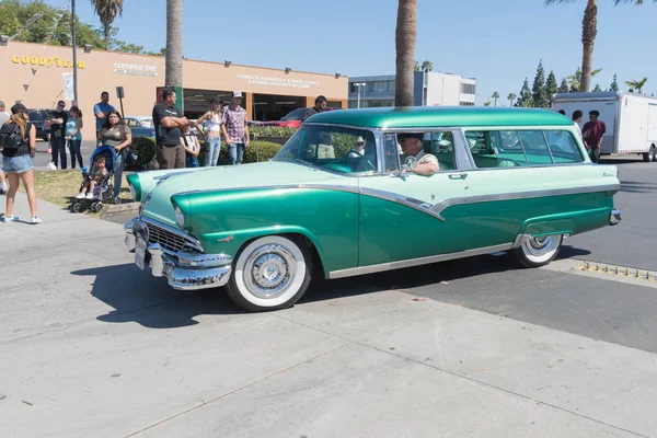 Ford Country Squire em exibição — Fotografia de Stock