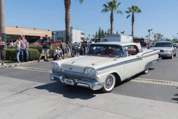 Ford Galaxie ekranda