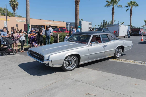 Ford Thunderbird на выставке — стоковое фото