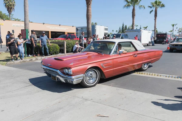 Ford Thunderbird conversível em exibição — Fotografia de Stock