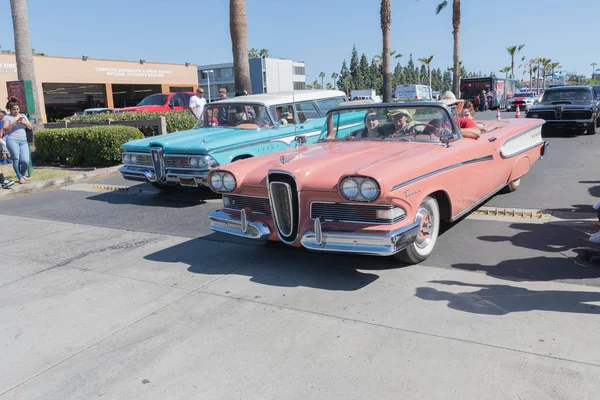 Edsel Rahvan giden at Cabrio ekranda — Stok fotoğraf