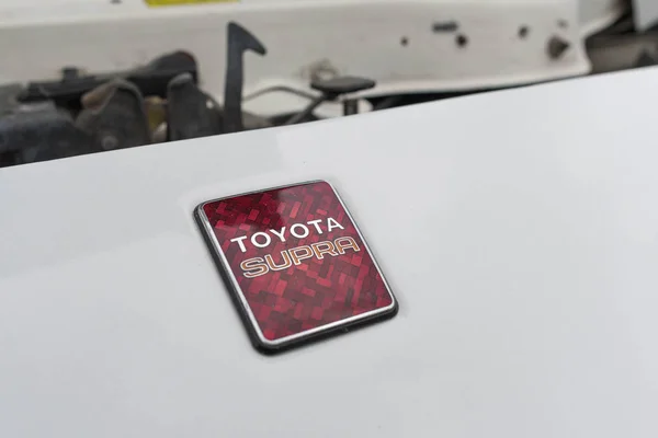 Toyota Supra 1987 emblem on display — Stock Photo, Image