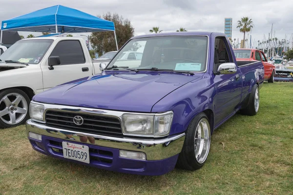 Toyota 1990 Hilux на дисплеї — стокове фото
