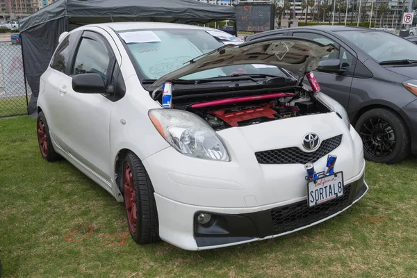 Toyota yaris auf dem display — Stockfoto