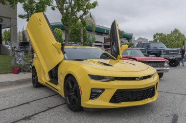 Chevy Camaro ekranda dikey kapılar