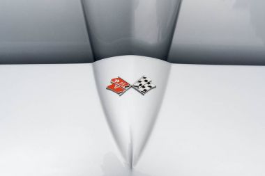 Chevrolet Corvette Stingray amblemi ekranda