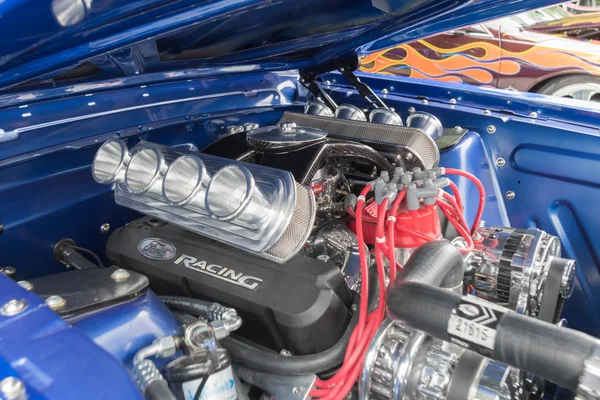 Ford Mustang engine on display — Stock Photo, Image