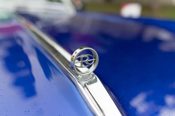 Buick Riviera emblema em exposição — Fotografia de Stock