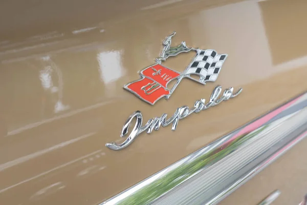 Chevrolet Impala emblema em exposição — Fotografia de Stock