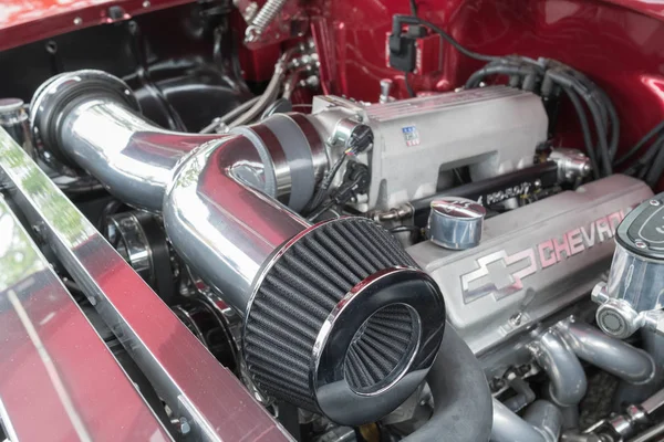 Chevrolet двигун на дисплеї — стокове фото