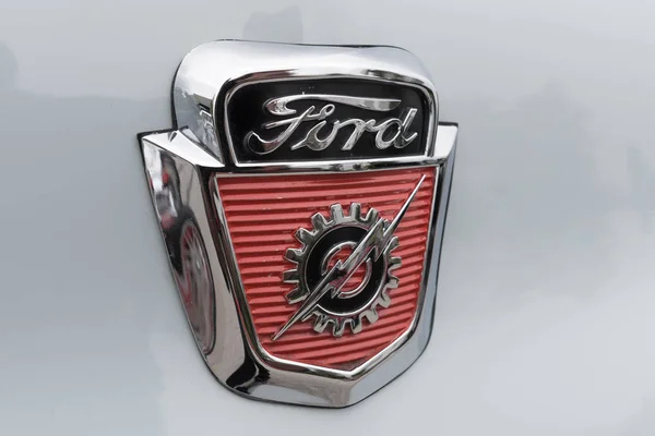 Ford emblem on display — Stock Photo, Image