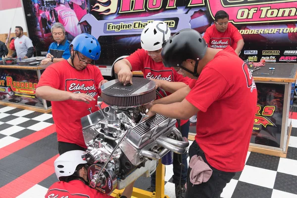 Studenti in competizione per costruire il primo motore — Foto Stock