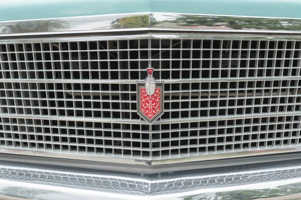 Chevrolet Monte Carlo emblem on display — Stock Photo, Image