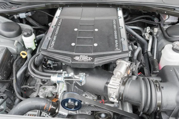 Dodge Challenger RT engine on display — Stock Photo, Image