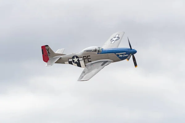 North American P - 51d Mustang - weinig Sandra tentoongesteld — Stockfoto