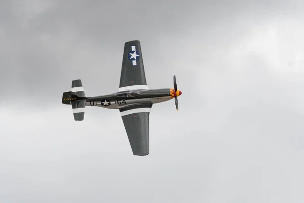 ディスプレイ上の p-51d マスタング — ストック写真